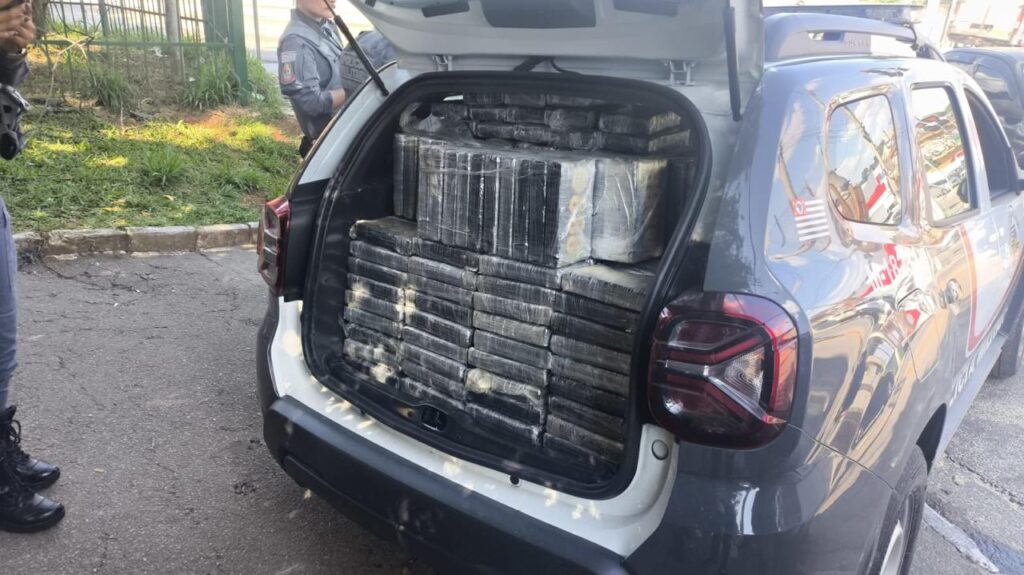 PM apreende mais de 200 kg de cocaína em fundo falso de caminhonete na zona norte de São Paulo