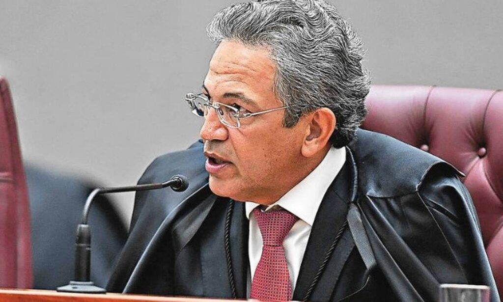 Ministro do STJ aplica técnica de imobilização em passageiro em surto durante voo e evita tragédia
