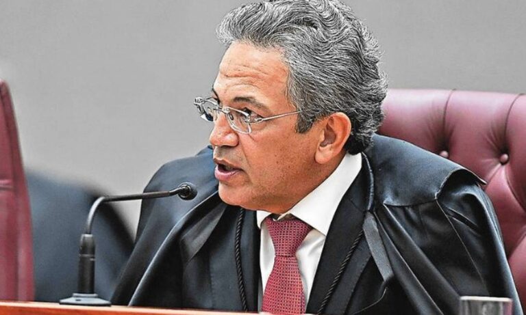 Ministro do STJ aplica técnica de imobilização em passageiro em surto durante voo e evita tragédia
