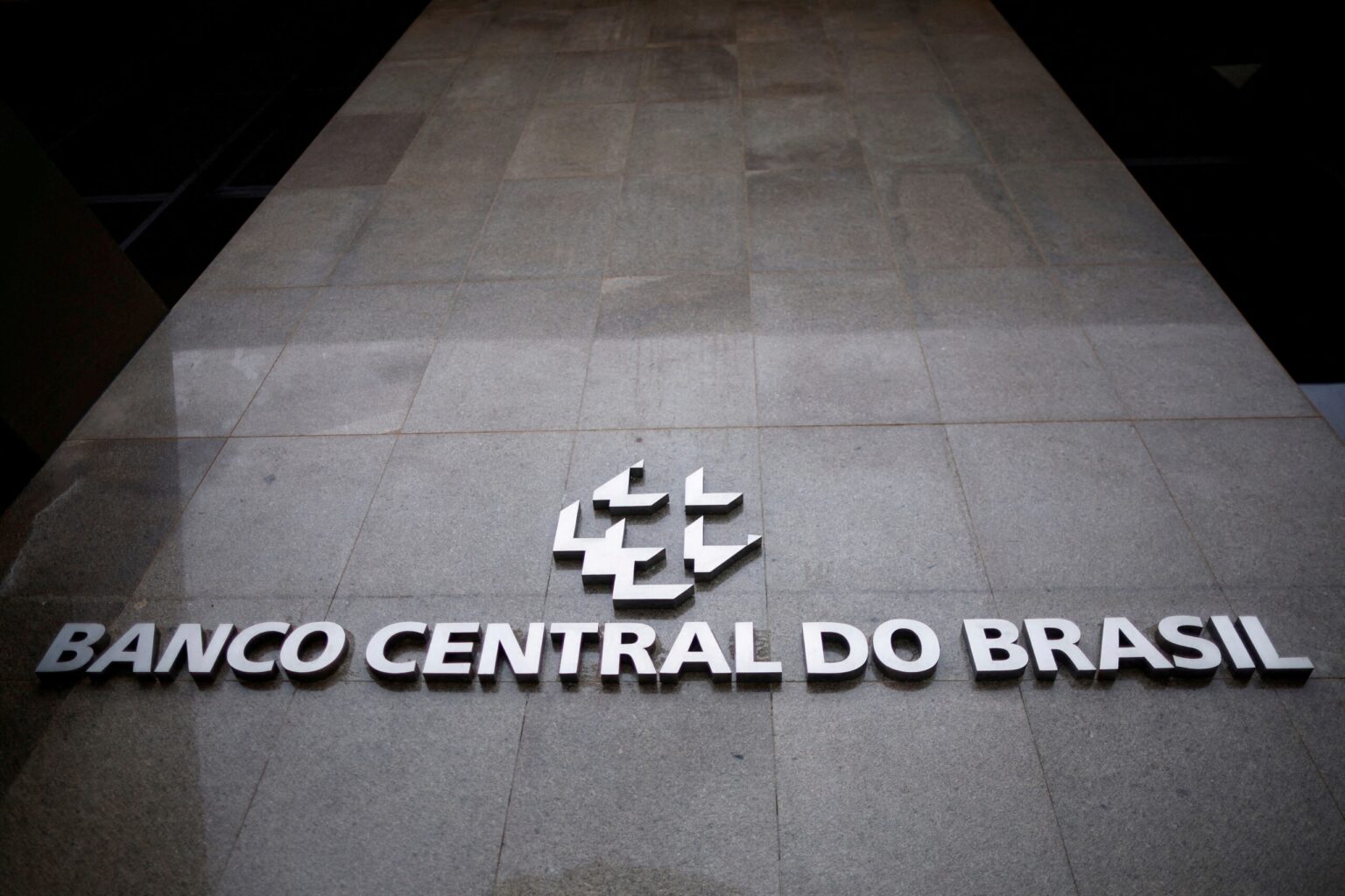 Mercado financeiro mantém pressão sobre juros e projeta Selic a 13% diante de inflação resistente
