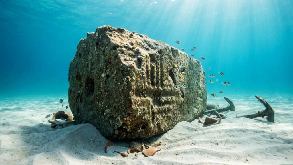 ARQUEÓLOGOS RETIRAM DO FUNDO DO MAR PARTES DE UMA DAS 7 MARAVILHAS DO MUNDO ANTIGO APÓS SÉCULOS SUBMERSAS