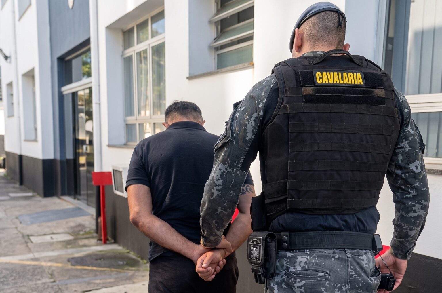 ESTELIONATÁRIO PROCURADO PELA JUSTIÇA É PRESO EM OPERAÇÃO DO CHOQUE NA BAIXADA SANTISTA