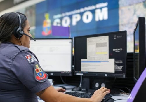 Polícia de SP reconhece sinal de socorro da janela de casa e ajuda mulher marroquina vítima de violência doméstica