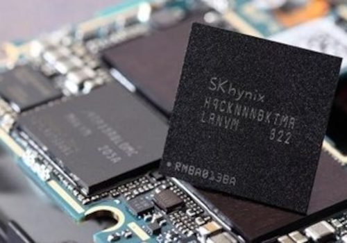 Empresa mantém planos de investimento na Solidigm para ampliar a produção de memória nos EUA e buscar alternativas de financiamento diante da demanda por IA. 
