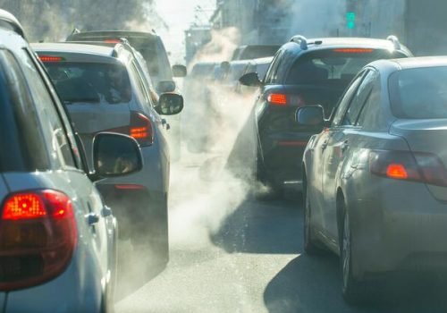 © Adobe Stock/Nady
                          Os gases de escape dos carros contribuem significativamente para as emissões de dióxido de carbono.