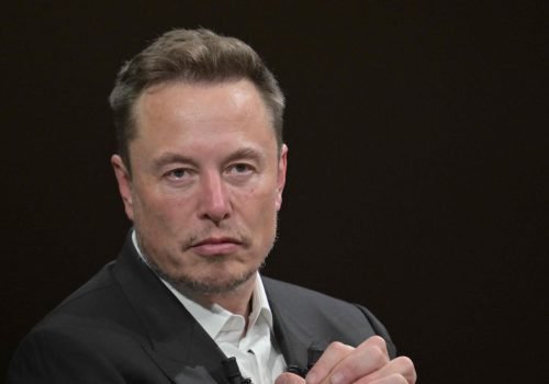 Musk seria o CEO do novo conglomerado, já que acumula os dois cargos atualmente. Foto:  Alain Jocard/ALAIN JOCARD