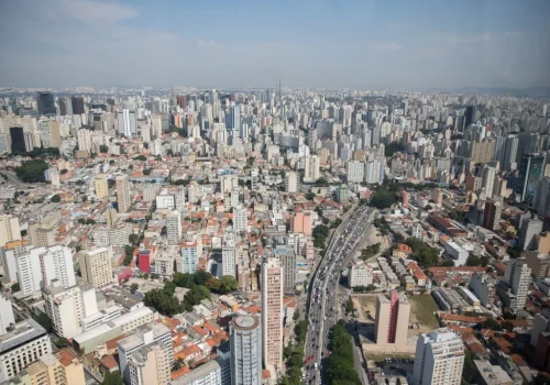 Na capital, as temperaturas ficarão na casa dos 15 e 22 graus.