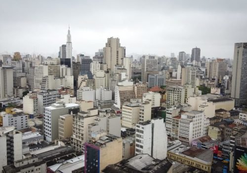 Na capital, as temperaturas ficarão na casa dos 18 e 28 graus.