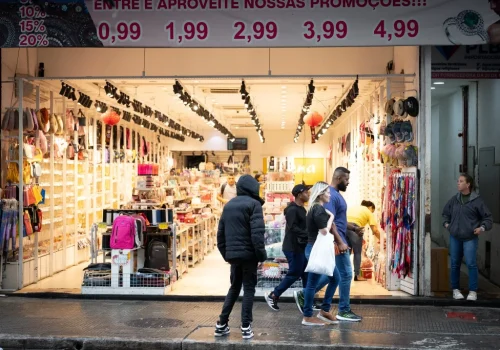 A pesquisa busca ainda ampliar o conhecimento sobre situações que podem levar a decisões mais impulsivas ou dificultar a avaliação das reais condições de uma oferta. Foto: Divulgação/Governo de São Paulo