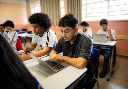Transmissão ao vivo reune especialistas para orientar estudantes da rede pública. Foto: Divulgação/Governo de São Paulo.