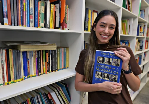 Docente na rede estadual desde 2021 e atuando há dois anos na EE Orlando Signorelli, Luana Rodrigues de Aguiar leciona matemática para todas as séries do Ensino Médio e é tutora de uma turma da 2ª série Foto: Divulgação/Governo de SP