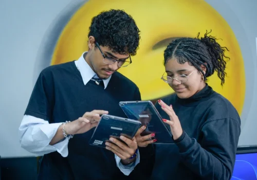 De janeiro de 2023 a setembro de 2026, as escolas estaduais foram contempladas com cerca de 963,5 mil dispositivos eletrônicos - Foto: Divulgação/Governo de São Paulo