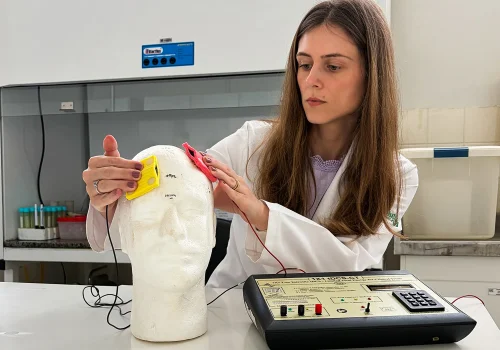 Estimulação cerebral aliada à educação nutricional reduz desejo por comida em mulheres com obesidade, mostra estudo