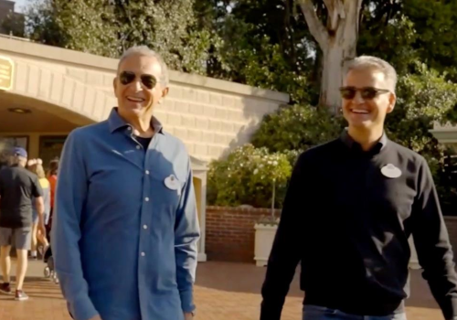 Bob Iger e Josh D'Amaro em um dos passeios pelos parques de Orlando