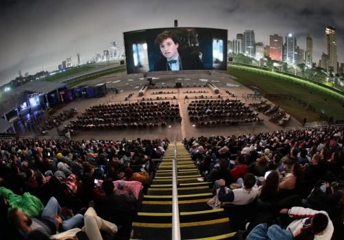 Ao longo de 13 dias seguidos, a tela gigante de 325 metros quadrados volta a ocupar a capital paulista