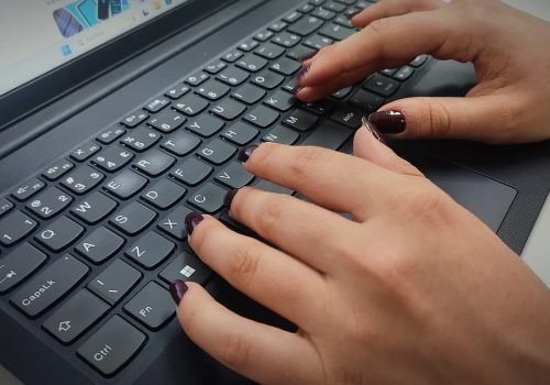 Teste de maturidade aponta que 92% das áreas de RH estão no estágio mais básico de uso de inteligência artificial; no financeiro e em facilities, faltam padronização e governança. Foto:  Alice Labate/Estadão