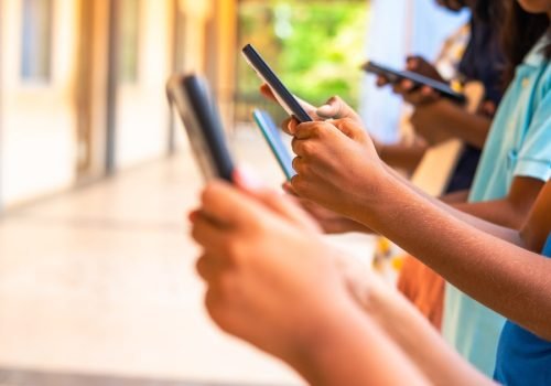 Nos testes, foram identificados ao menos 135 apps de nudismo com IA acessíveis aos menores. Foto:  WESTOCK - stock.adobe.com