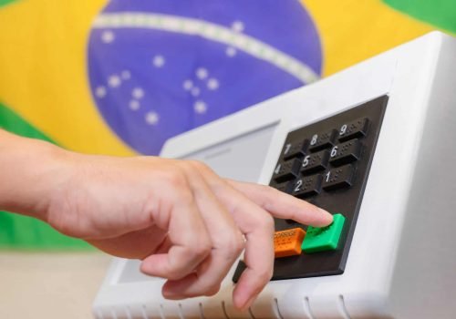 A mensagem do Ministério do Trabalho alerta para ameaças de demissão e discriminação política no ambiente profissional. - Imagem: Marciobnws/Shutterstock