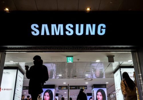A Samsung registrou lucros recordes no terceiro trimestre de 2026, catalisado principalmente pela sua divisão de chips de memória. Foto:  Mawaddah Fauziah/Getty Images