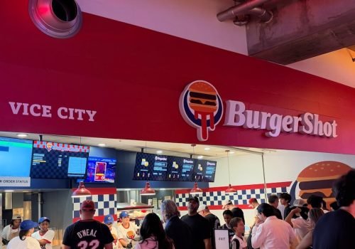 Burger Shot no Kaseya Center para promover GTA 6. Foto:  Reprodução X/@OfficialJoelF