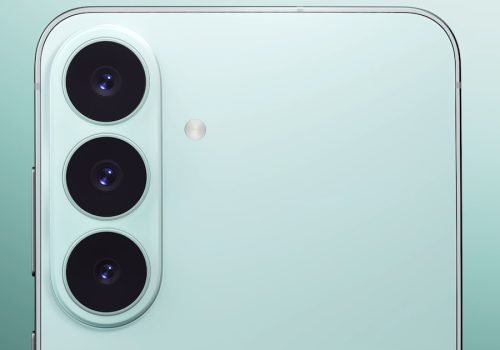 A imagem das supostas capinhas dos Galaxy S27 revela o novo design e a existência do modelo S27 Pro. Foto:  @UniverseIce/X
