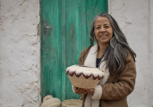 Alice de Oliveira, de 58 anos, mestra artesã, também carrega a herança familiar em seu trabalho. Foto: Divulgação