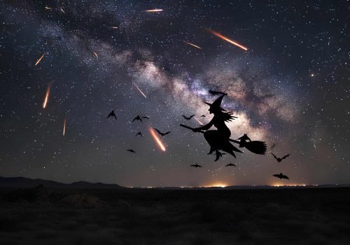 Representação artística da chuva de meteoros Táuridas, que produz as famosas "bolas de fogo de Halloween" – com a bruxinha para brincar com o tema. - Crédito: Imagem gerada por IA/Gemini