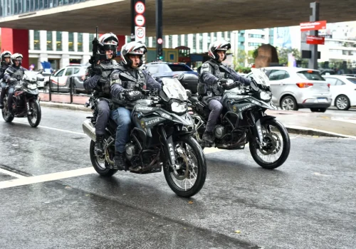 Com base em inteligência policial, a iniciativa direciona equipes para áreas prioritárias, com apoio de motocicletas, unidades especializadas, drones e do helicóptero Águia. Foto: Divulgação/Governo de SP.