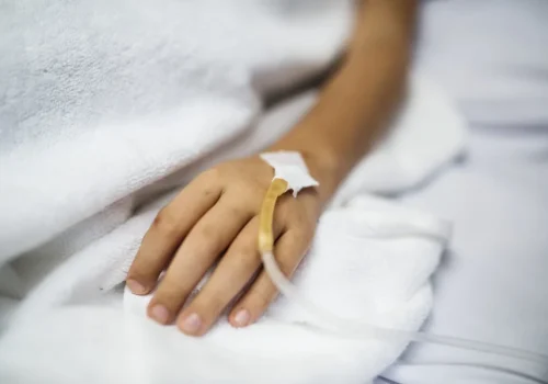 A identificação precoce é fundamental para a avaliação clínica e o início oportuno dos cuidados necessários, além de permitir que a vigilância epidemiológica investigue o caso e oriente as medidas de prevenção e controle. Foto: Divulgação/Governo de São Paulo