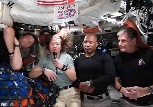 A astronauta Christina Kock, ao lado dos companheiros de missão Reid Wiseman, Victor Glover e Jeremy Hansen, relatando à imprensa momentos vividos durante a Artemis 2 - Imagem: NASA