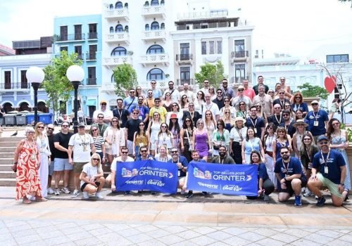 Grupo reunido na Plaza Colón antes do tour gastronômico que une história de Porto Rico com sua culinária de raízes indígenas, europeias e africanas