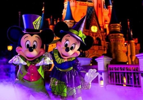 Mickey e Minnie esperam os visitantes no Mickey’s Not-So-Scary Halloween Party