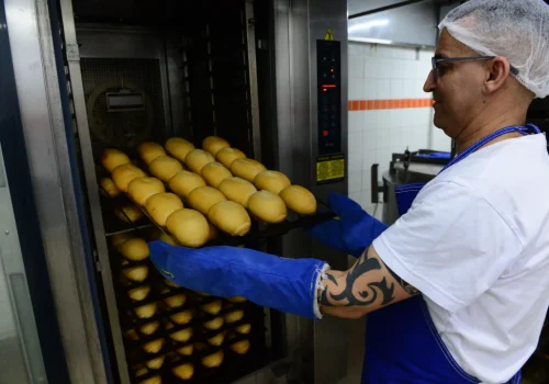 A refeição inclui pão acompanhado de margarina, requeijão, apresuntado, mortadela ou muçarela, além de café, café com leite ou achocolatado e uma fruta. A oferta contribui para ampliar o acesso à alimentação da população atendida pelo programa - Foto: Francisco Cepeda