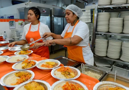 Subsidiada pelo Governo do Estado de São Paulo, a alimentação amplia o acesso da população a comida nutritiva e balanceada