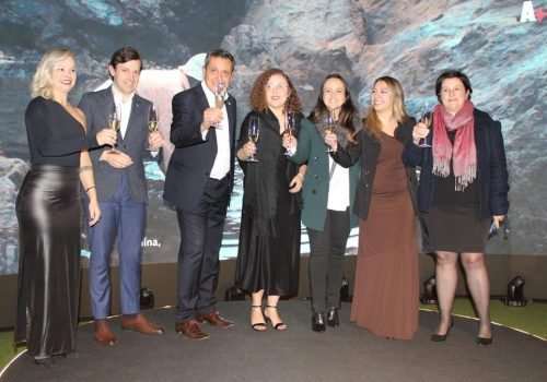 Equipe do Turismo de Aruba celebra a nova fase, que espera inspirar viagens de conexão