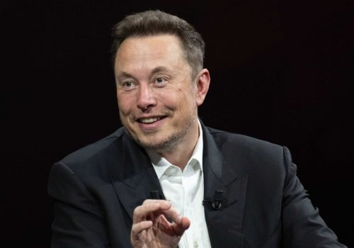 Oscilações nas ações da SpaceX e Tesla derrubam patrimônio de Elon Musk, que volta a ficar abaixo de US$ 1 trilhão no mercado global. - Imagem: Frederic Legrand - COMEO/Shutterstock