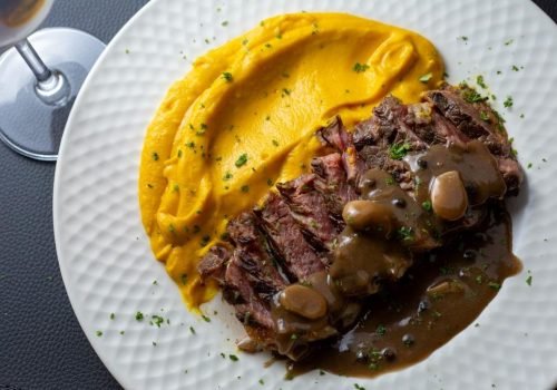 Restaurante noPorto Gastrobar oferece o prato Batistuta, com bife ancho na parrilla e mousseline de abóbora, servido no almoço e jantar