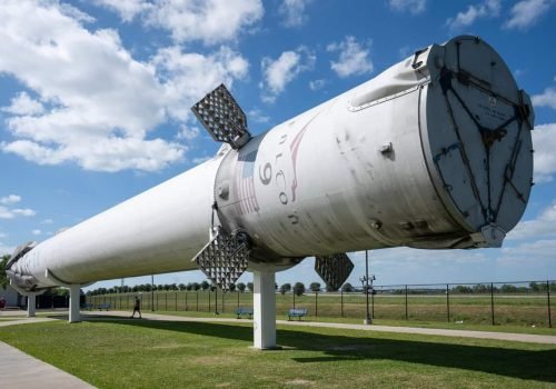 A troca do Falcon 9 pelo Starship pode dificultar o calendário de lançamentos de satélites militares dos Estados Unidos. - Imagem: Tada Images/Shutterstock