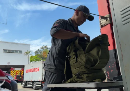 A força-tarefa paulista reúne 25 integrantes do Corpo de Bombeiros, especializados em combate a incêndios, e cinco profissionais da Defesa Civil estadual. Fotos: Governo de SP