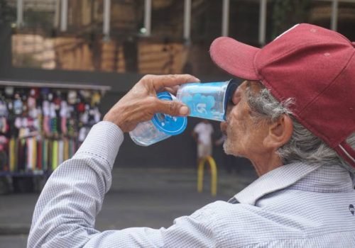 Hidratação de idosos exige atenção redobrada nos dias de calor, alerta geriatra do Iamspe