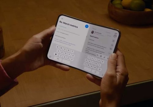 A estrutura do iPhone Duo utiliza titânio, e a tela interna foi desenvolvida para reduzir a marca do vinco - Imagem: Divulgação/Apple