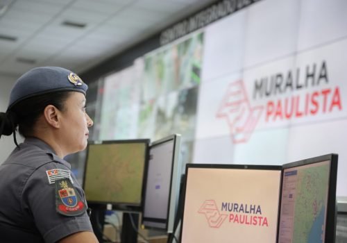 Muralha Paulista, do Governo de São Paulo, opera câmeras interligadas, distribuídas entre leitores de placas, equipamentos de reconhecimento facial e dispositivos de monitoramento em tempo real  Foto: Divulgação/Governo de SP