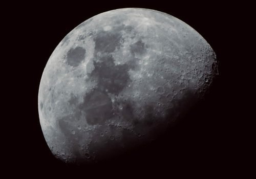 SpaceX e Blue Origin desenvolvem módulos lunares que poderão levar astronautas à superfície da Lua em 2028. - Imagem: Wirestock Creators/Shutterstock