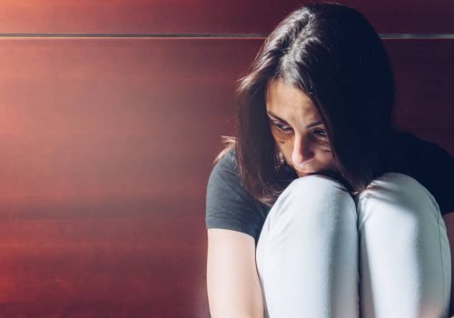 Comitê das Nações Unidas exige leis mais rígidas para redes e IAs generativas como forma de proteger mulheres na internet. - Imagem: JAVIER LARRAONDO/Shutterstock