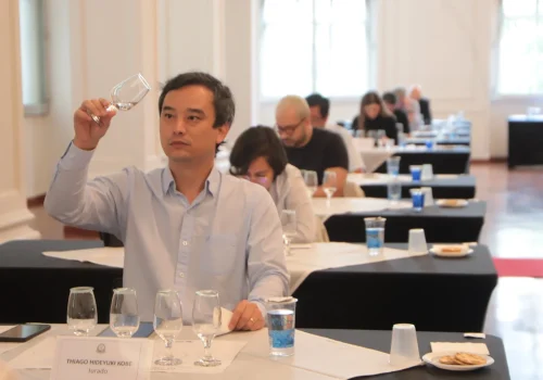O que faz uma cachaça ser premiada? Conheça os bastidores da avaliação